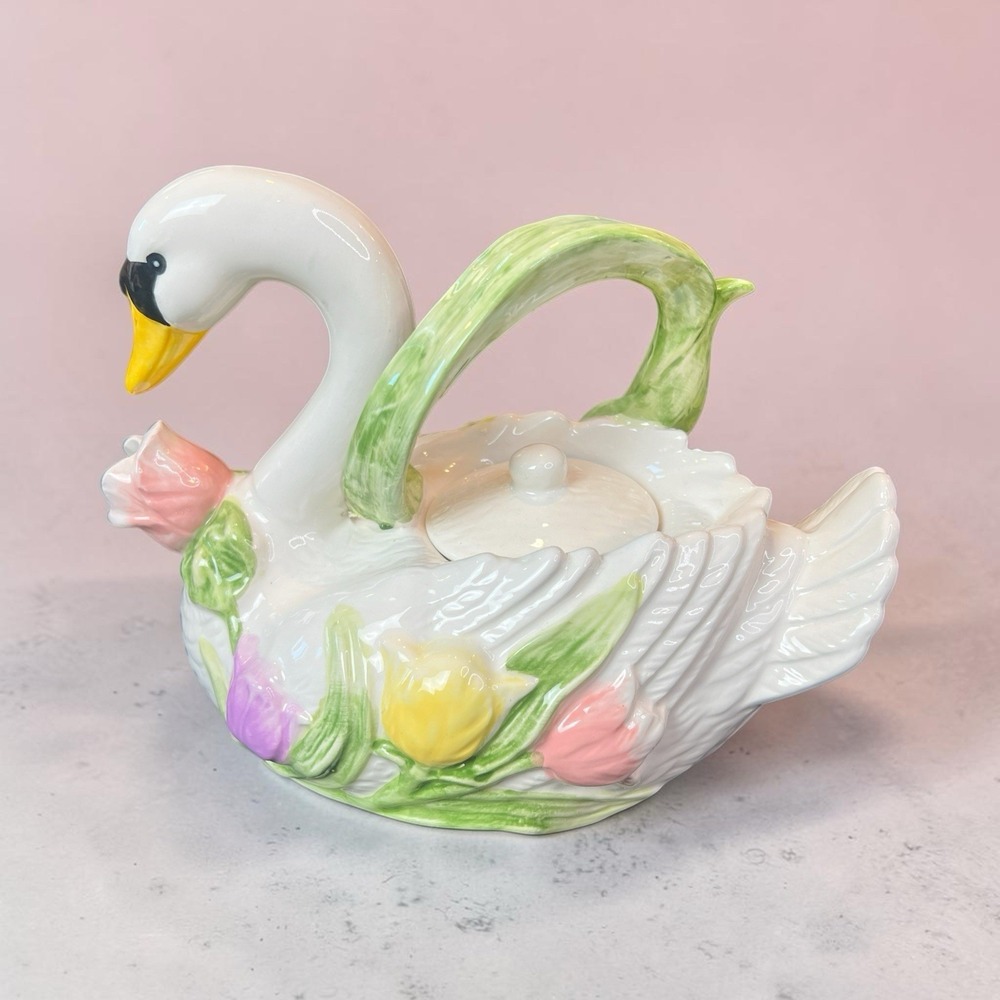 Unbranded "White Swan & Tulips" Teapot No Visible Flaws 2016  NWOT Condition